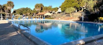 Coral Cottage-Pvt lake & pool access Near theme parks w/porch