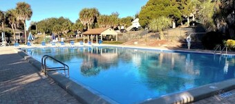 Cottage-Pvt lake & pool access Near Disney w/porch