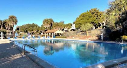 Cottage-Pvt lake & pool access Near Disney w/porch