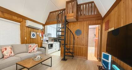 Cottage-Pvt lake & pool access Near Disney w/porch