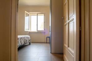 3 makuuhuonetta, silitysrauta/-lauta, vuodevaatteet