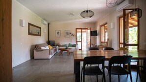 Un vaste espace de vie comprenant un canapé, une table basse et une table à manger avec des chaises.