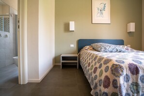 3 habitaciones, tabla de planchar con plancha y ropa de cama 