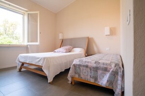 3 habitaciones, tabla de planchar con plancha y ropa de cama 