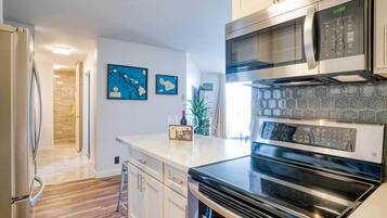 Kondo Mewah | Dapur pribadi | Lemari es besar, microwave, oven, dan kompor