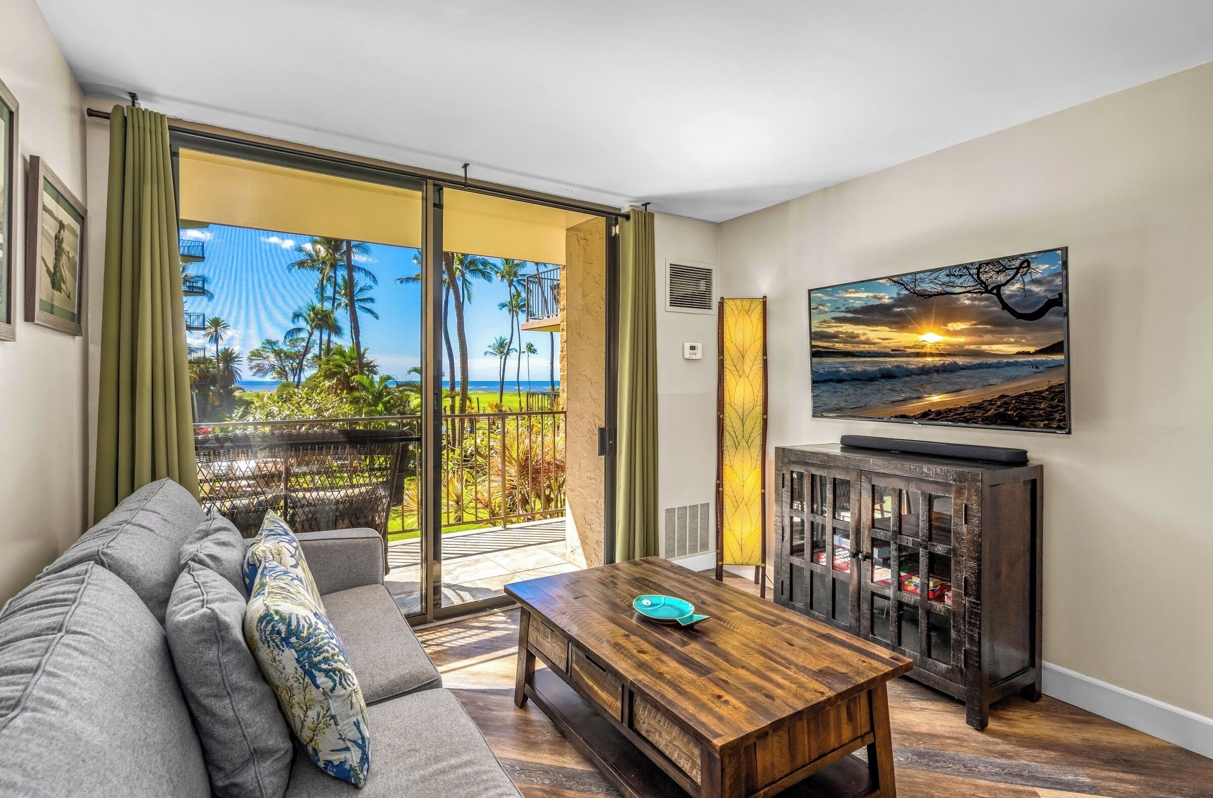 Luxe appartement, 1 queensize bed met slaapbank, uitzicht op zee, aan het strand | Woonruimte | Een 80-inch smart-tv met kabelzenders