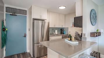 Luxury Condo, 1 Queen Bed with Sofa bed, Ocean View, Beachside | Private kitchen | Full-sized fridge, microwave, oven, stovetop
