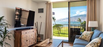 Apartamento de lujo | Zona de estar | Smart TV de 80 pulgadas con canales por cable