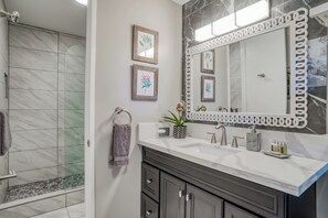 Appart'hôtel Luxe, 1 grand lit et 1 canapé-lit, vue océan, en bord de plage | Salle de bain | Douche, douche hydromassante, articles de toilette gratuits