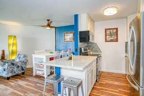 Luxury Condo, 1 Queen Bed with Sofa bed, Ocean View, Beachside | Private kitchen