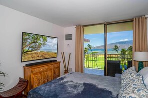 Luxury Condo, 1 Queen Bed with Sofa bed, Ocean View, Beachside