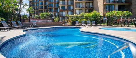 Piscine extérieure, parasols de plage, chaises longues