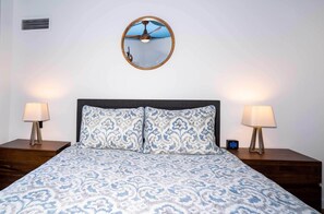Luxury Condo, 1 Queen Bed with Sofa bed, Ocean View, Beachside