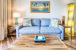 Appart'hôtel Luxe, 1 grand lit et 1 canapé-lit, vue océan, en bord de plage | Coin séjour | TV connectée de 80 pouces avec chaînes par câble