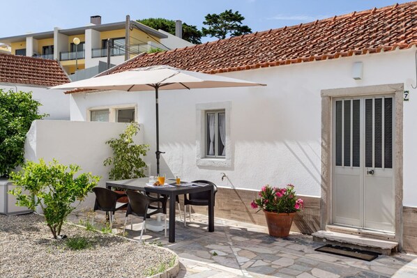 Outdoor dining - JOIVY Quaint house with Patio (Sintra)