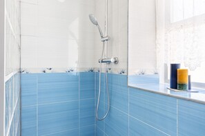 Dusche, Haartrockner, Bidet, Handtücher