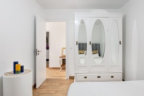 2 bedrooms, iron/ironing board, WiFi, bed sheets - JOIVY Quaint house with Patio (Sintra)