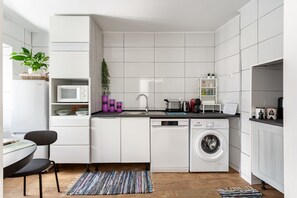 Fridge, microwave, oven, stovetop - JOIVY Quaint house with Patio (Sintra)