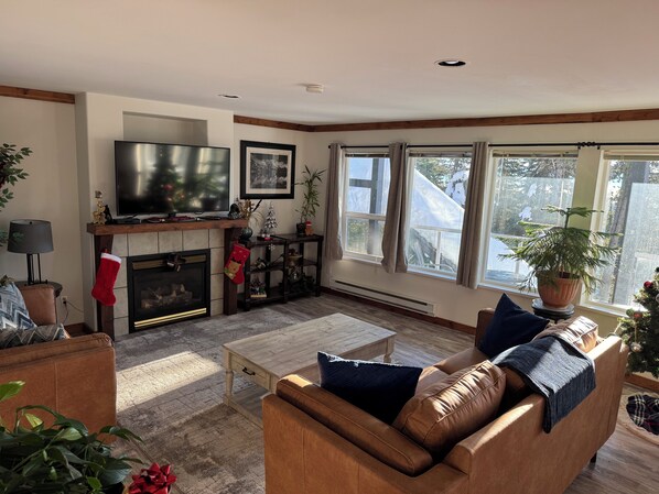 Smart TV y chimenea 