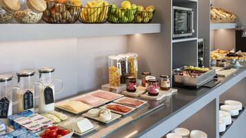 Tägliches Frühstücksbuffet (11.50 EUR pro Person)
