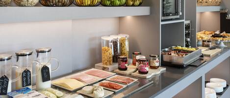Un bufé con distintos alimentos y acompañamientos.