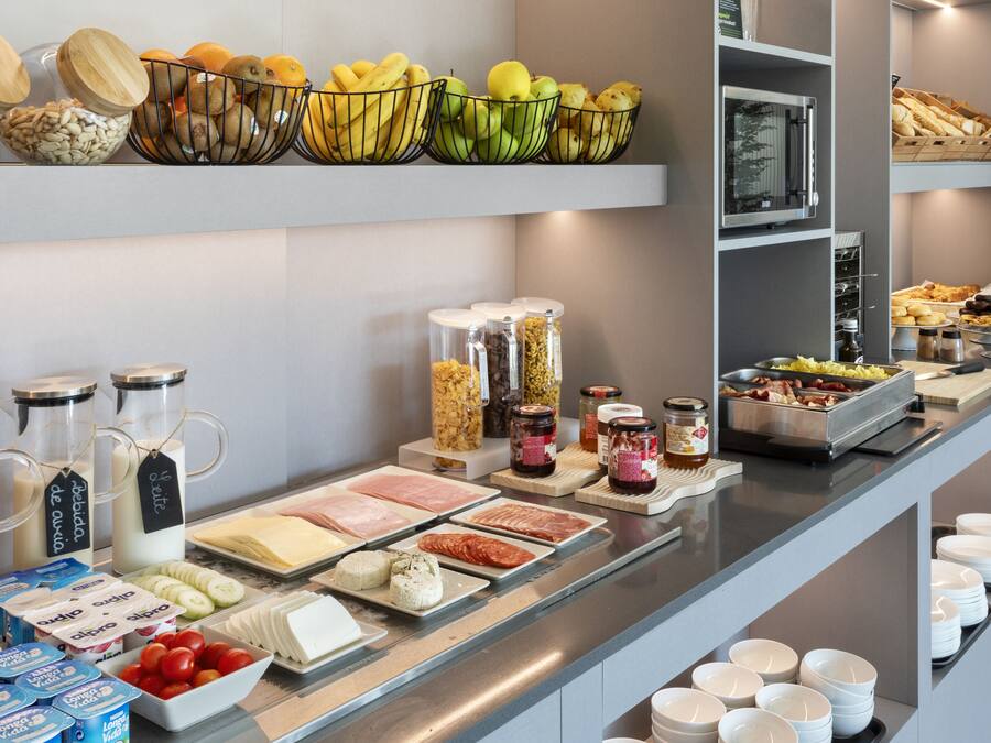 Un bufé con distintos alimentos y acompañamientos.