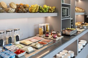 Petit déjeuner buffet (11.50 EUR par personne)