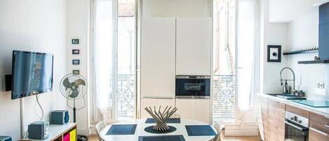 Frigorifero, microonde, forno, piano cottura