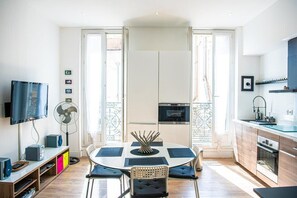 Réfrigérateur, micro-ondes, four, plaque de cuisson