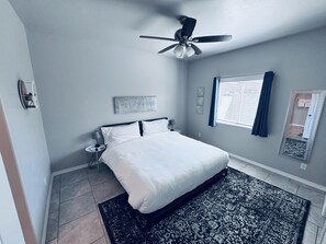 3 soverom, skrivebord, strykejern/-brett og reiseseng for barn