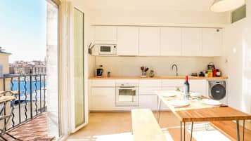Frigorífico, microondas, horno y placa de cocina