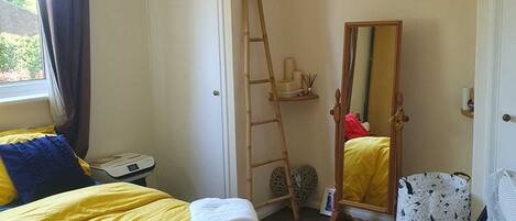 1 dormitorio, tabla de planchar con plancha, wifi y ropa de cama