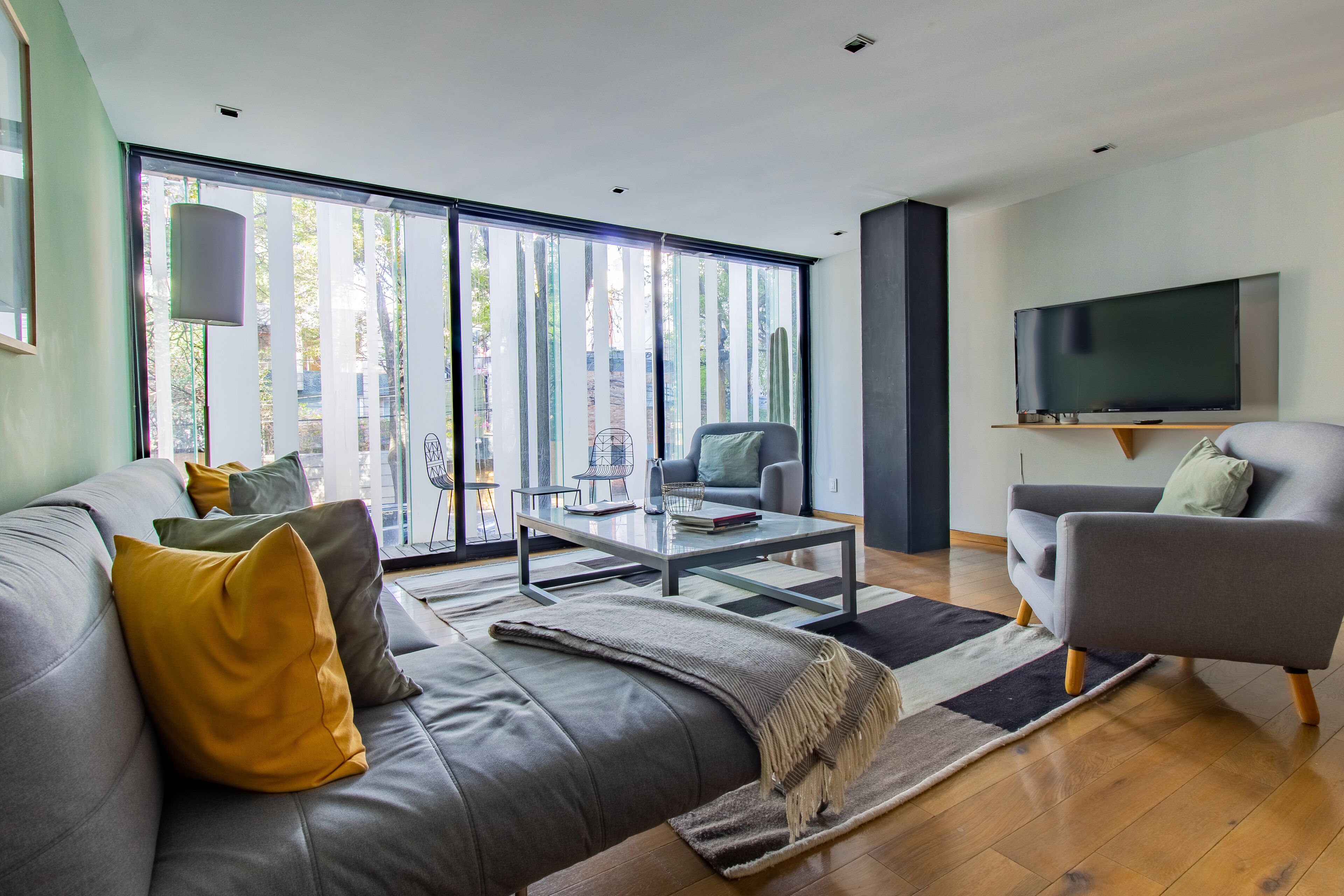 Departamento de lujo, balcón, vista a la ciudad | Área de sala de estar | Televisión de pantalla plana, Netflix, servicios de streaming y oficina 