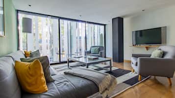 Departamento de lujo, balcón, vista a la ciudad | Área de sala de estar | Televisión de pantalla plana, Netflix, servicios de streaming y oficina
