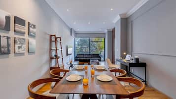 Deluxe appartement, 2 slaapkamers, balkon | Dineerruimte