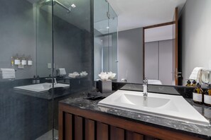 Apartamento luxo, 2 quartos, sacada | Banheiro | Chuveiro, produtos de toalete de grife, secador de cabelo 