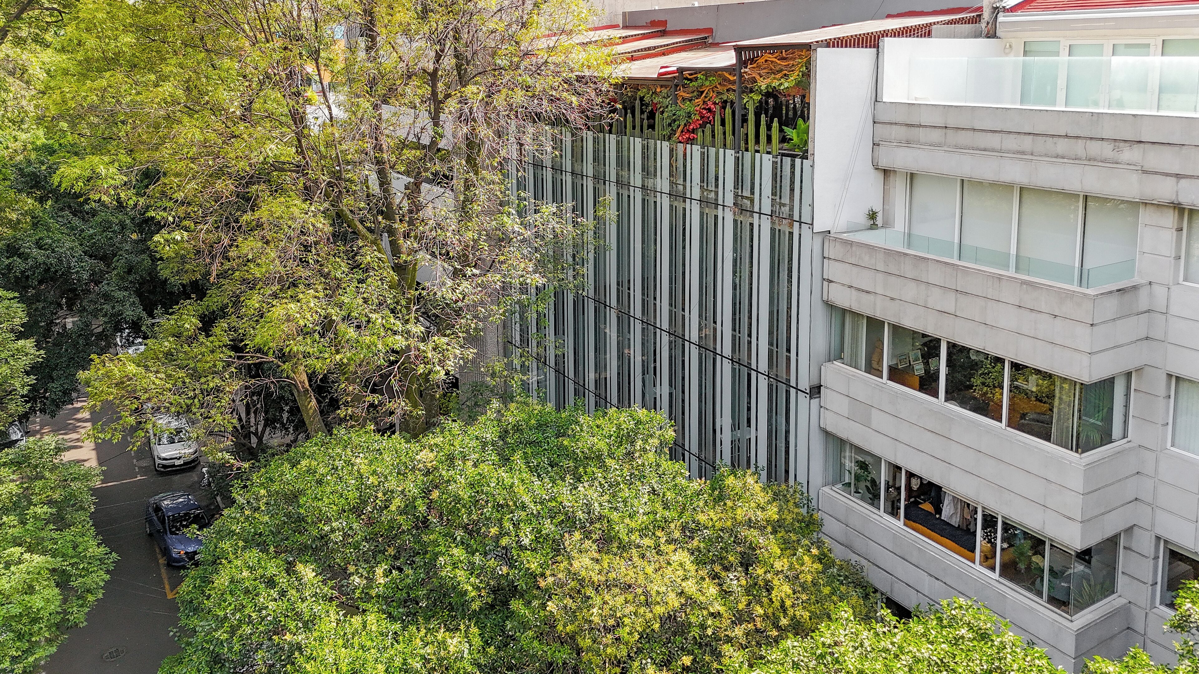 Vista frontal de la propiedad