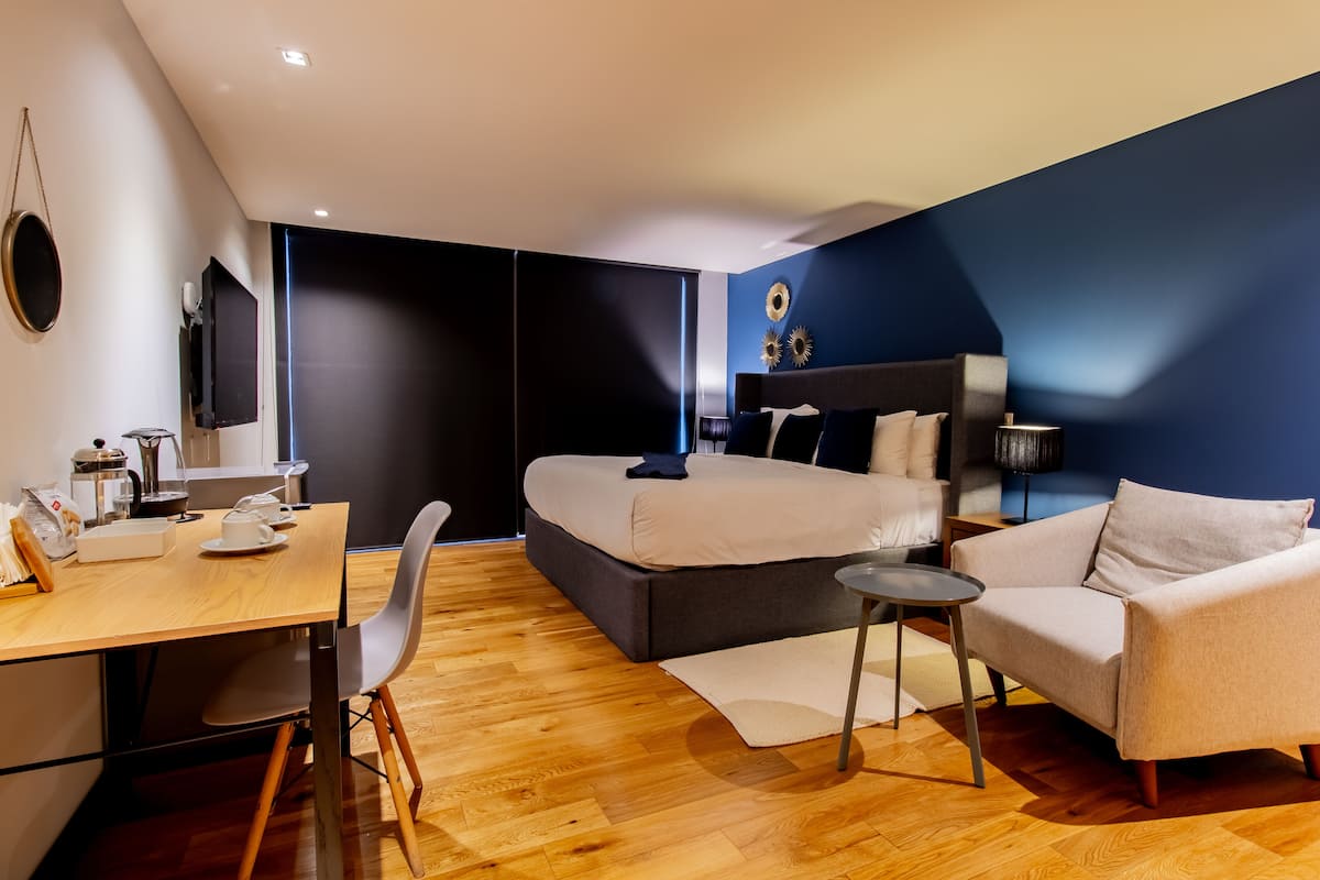 Studio Signature | Sängtillbehör av högsta kvalitet och värdeförvaringsskåp på rummet