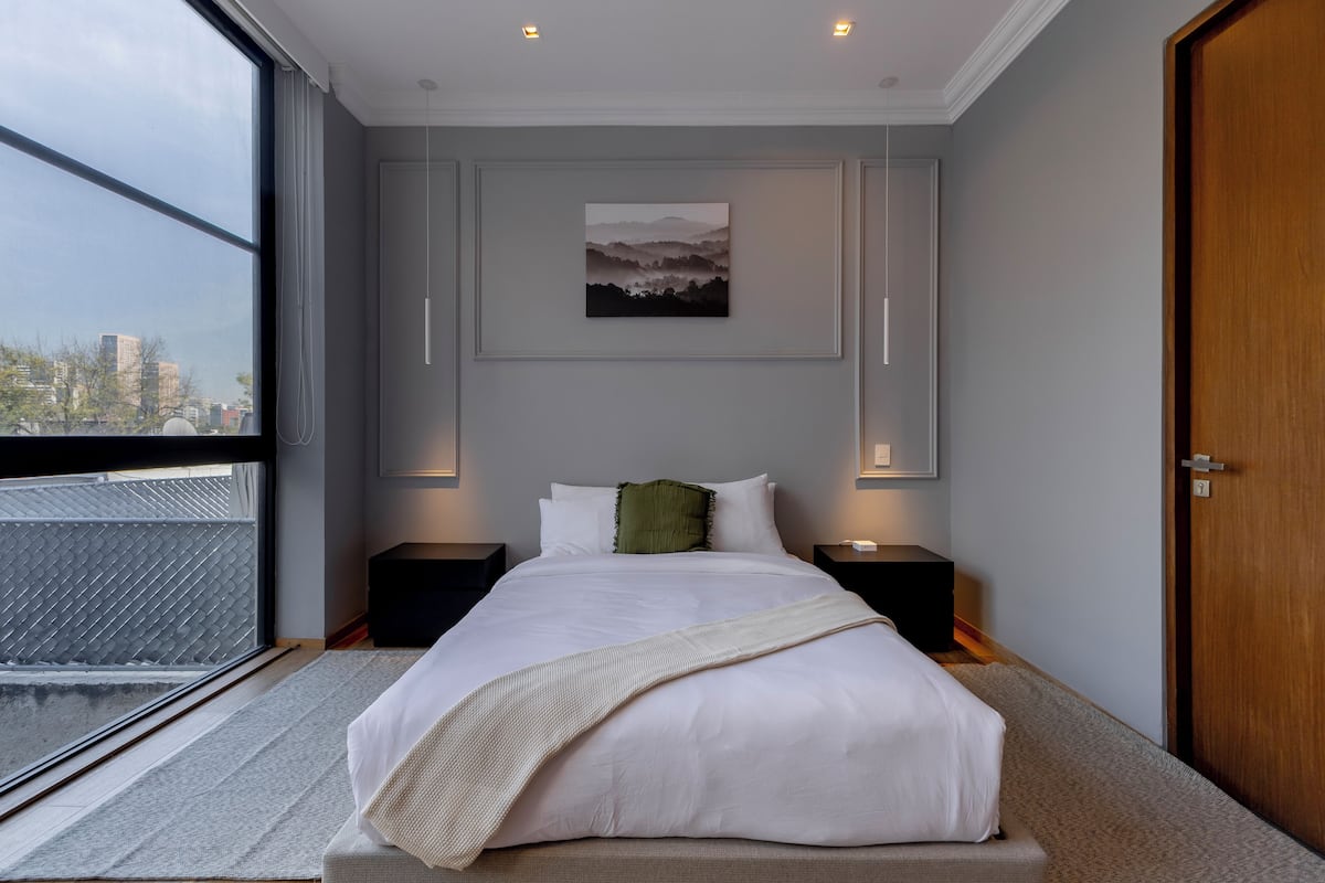 Deluxe Apartment, 2 Bedrooms, Balcony | Premium bedding, in-room safe, laptop workspace, blackout drapes