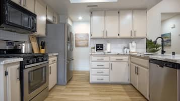 Refrigerador, microondas, horno, placa de cocina