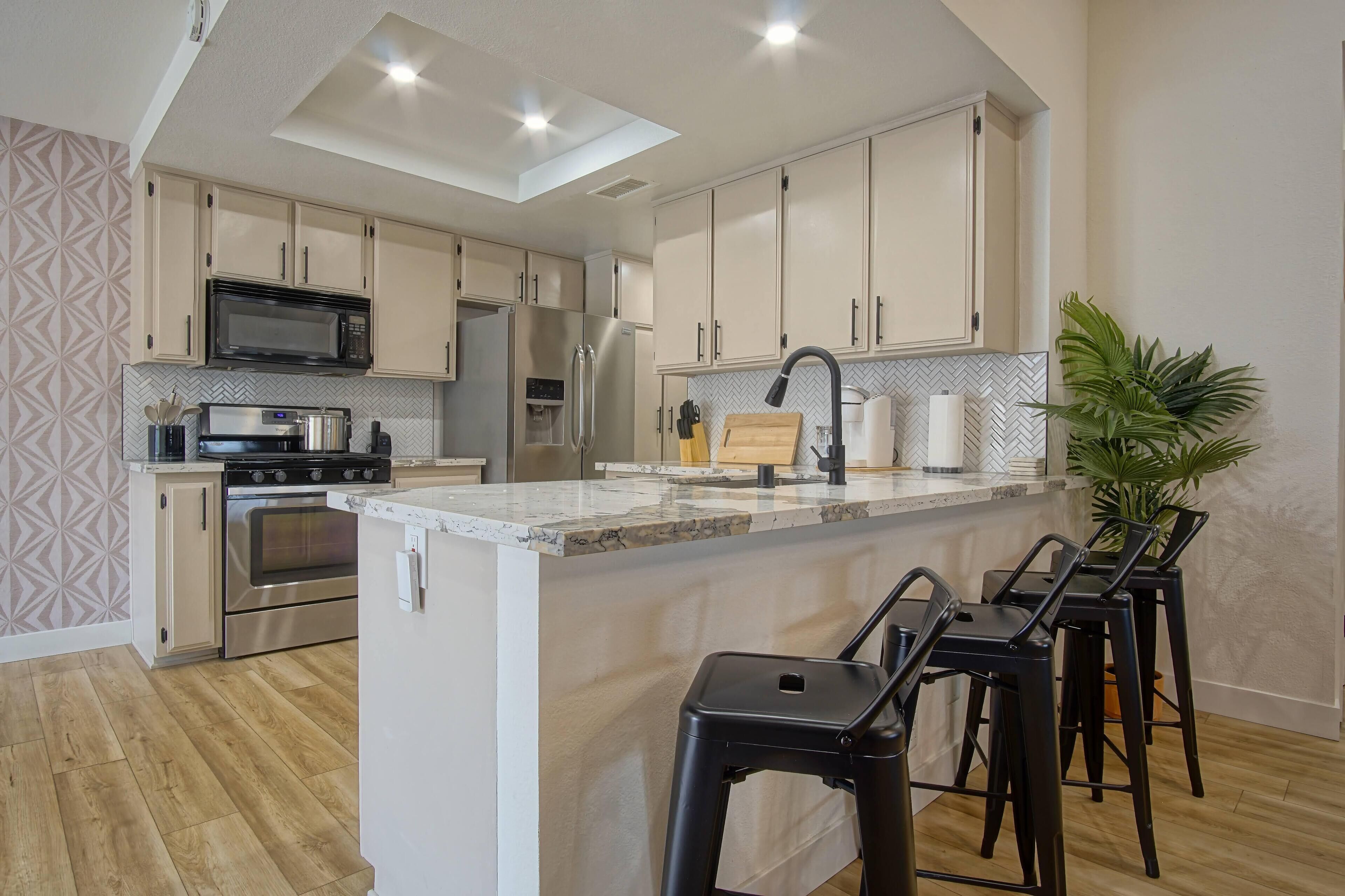 Jääkaappi, mikroaaltouuni, uuni, liesi