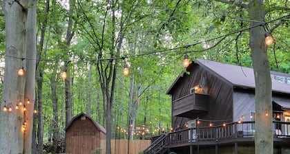 Quiet and spacious cabin close to Raystown Lake ! Hot Tub / Game Room / Firepit