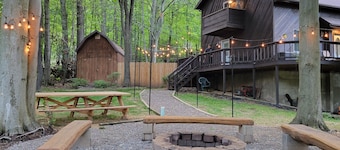 Quiet and spacious cabin close to Raystown Lake ! Hot Tub / Game Room / Firepit