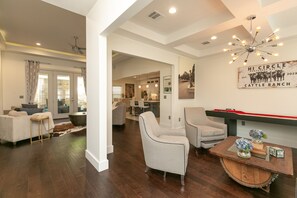 Lobby - Luxury 4 Bed 3 Bath Texas Hill County Horseshoe Bay ZERO cleaning fee! (Horseshoe Bay)