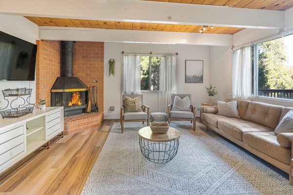 TV connectée, cheminée, table de tennis de table, livres