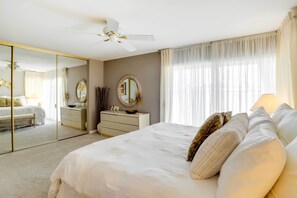 3 habitaciones, escritorio y tabla de planchar con plancha