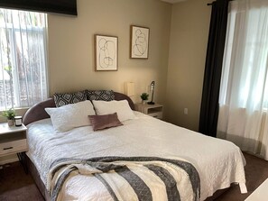 2 habitaciones, caja de seguridad en la habitación y escritorio 