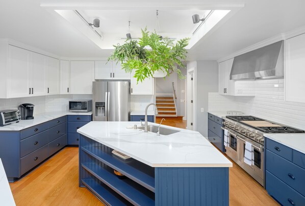 ثلاجة، ميكروويف، فرن، موقد طهي مسطح