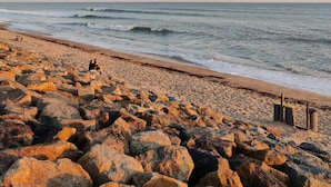 A rocky beach with waves crashing onto the shore. - Près de la plage | Mobil-home | TV, Clim, Wifi (Saint-Hilaire-de-Riez)