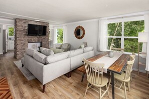 TV - Spacious & Modern 3 Bedroom in Madison Valley (Seattle)